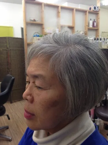 かかりにくいグレイヘアーもコスメ系ならふんわりと
